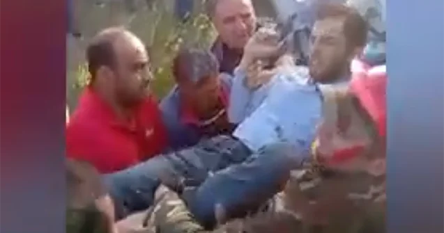 Qəzadan sonra maşında sıxılı qalan sürücü belə xilas edildi Video