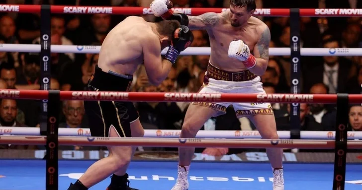 Усик победил Верхувена в поединке за титул WBC в тяжелом весе