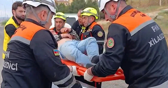 Спасатели МЧС извлекли пострадавшего из искореженного авто после аварии в абшеронском поселке