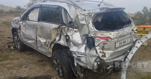 KİA piyadanı vurdu, yol kənarındakı VAZ a çırpıldı... Foto