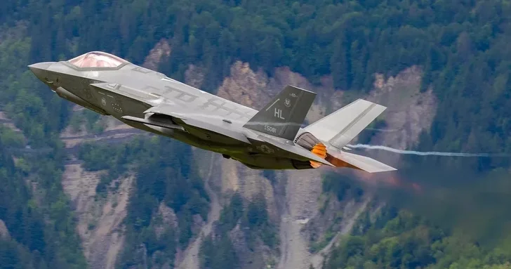Первые три многоцелевых истребителя F 35A официально вошли в состав ВВС Польши
