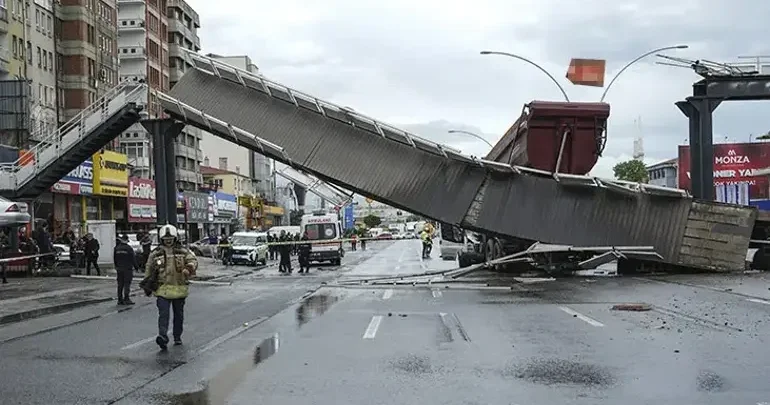 Ankarada yük maşını körpüyə çırpıldı: Piyada keçidi dağıldı, 3 nəfər yaralandı
