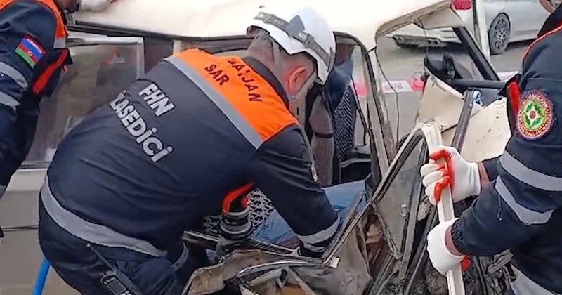 Maşında sıxılı qalan oğlanı belə xilas etdilər Video