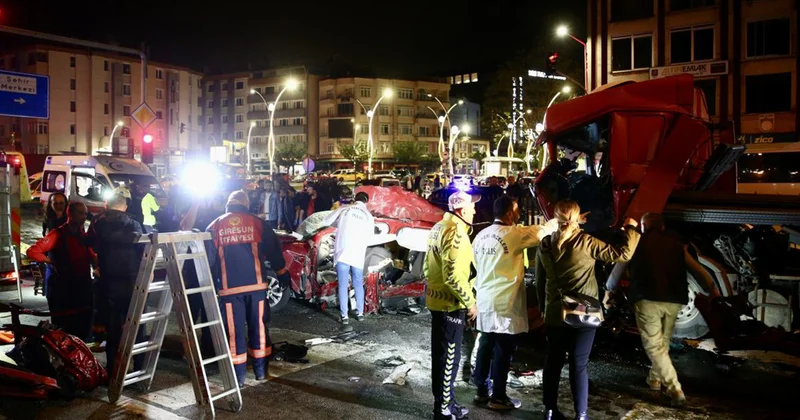 Türkiyədə yük maşını iki avtomobilə çırpıldı 5 ölü, 6 yaralı