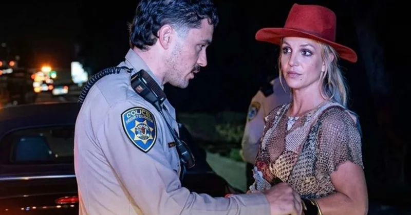 Dünyaşöhrətli müğənni sərxoş halda saxlanıldı Polisi lazanya yeməyə dəvət etdi Video