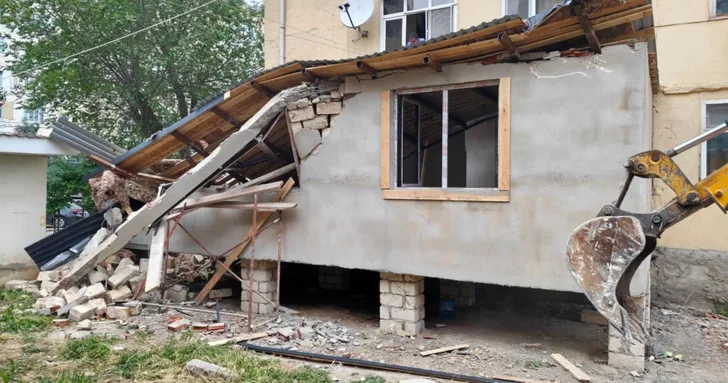В Сумгайыте снесено незаконное строение