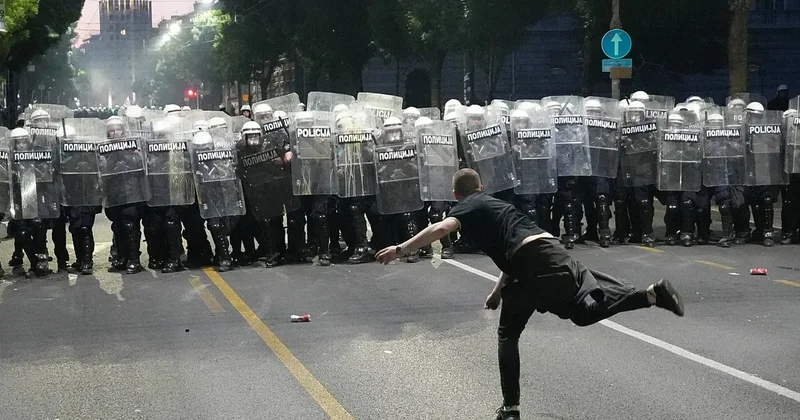 Антиправительственный митинг в Белграде перерос в столкновения Minval Politika