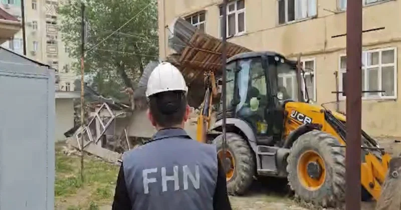 Sumqayıtda qanunsuz tikili sökülüb VİDEO