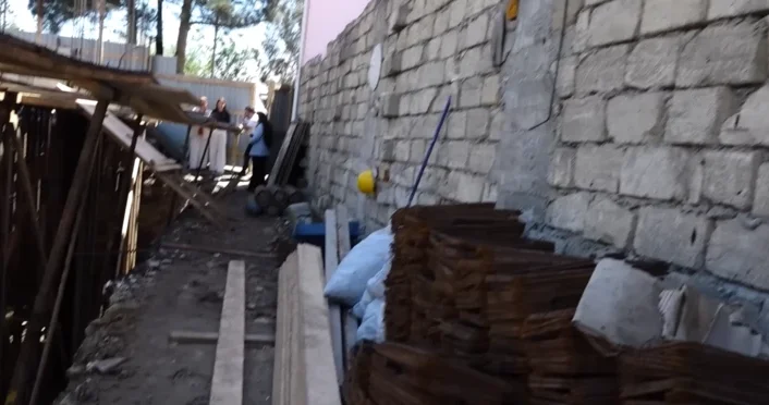 Дом уходит под землю: жители Хырдалана обвиняют застройщика в уничтожении их имущества
