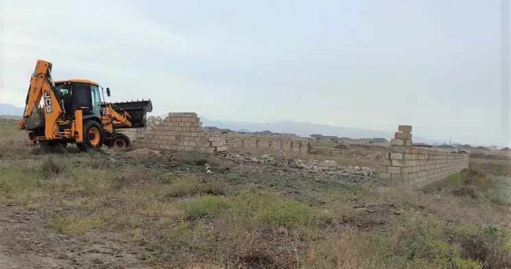 Gəncədə qanunsuz tikililər sökülüb VİDEO