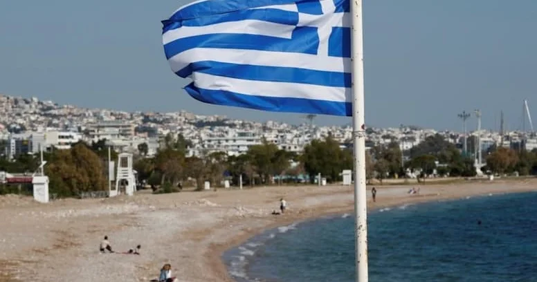 Yunanıstanın İzmirlə qonşu adası alovlara büründü