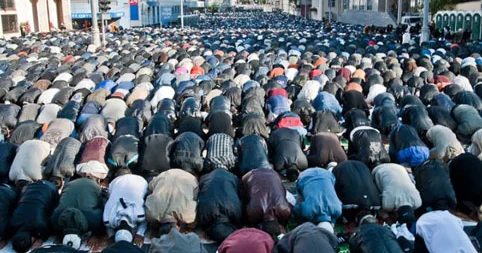 Bakıda yolu bağlayıb namaz qıldılar, sakinlər etiraz etdi “Dua edirlər, amma biz işə gecikirik”