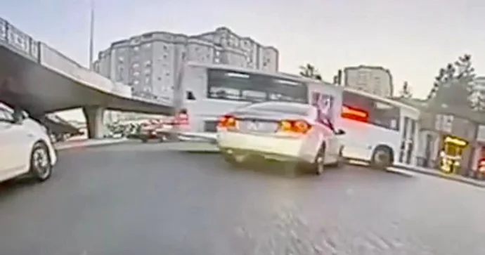 Dairədə qayda pozan qadın sürücü “Chevrolet”i avtobusa çırpdı ANBAAN VİDEO