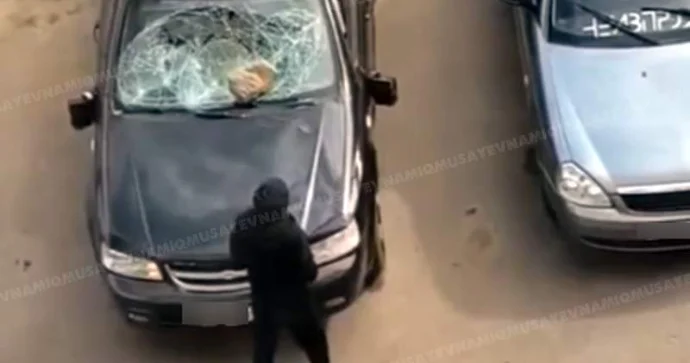 Əsəbi qadın əlinə daş götürüb “Chevrolet”i pis günə saldı VİDEO