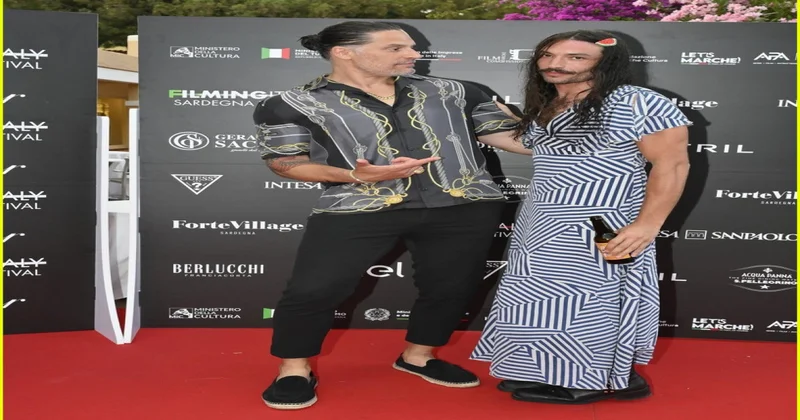 Məşhur aktyor qadın paltarında festivala gəldi