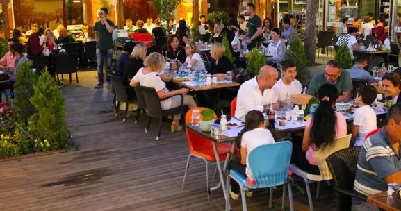 Restoranlarda yeməklərin eyni anda verilməsi qonaqların məmnuniyyətini ARTIRIR