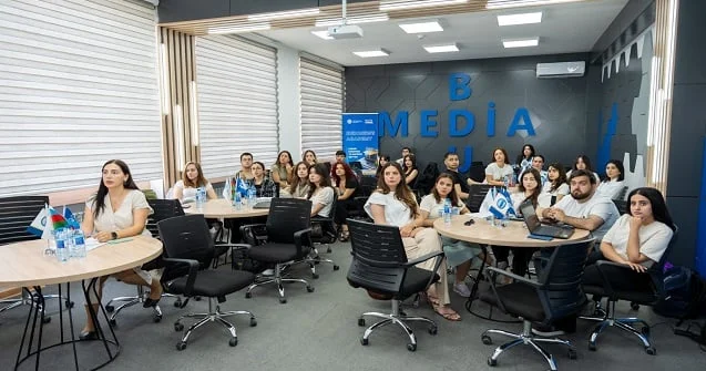 “Rəqəmsal jurnalistika” mövzusunda təlim proqramına başlanılıb Fotolar