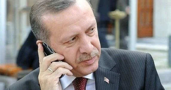 Ərdoğandan diqqət çəkən addım! Telefon zəngi gələn kimi zalı tərk etdi VİDEO