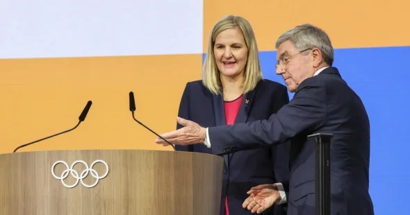 Tomas Bax rəsmi olaraq Kirsti Koventriyə BOK prezidenti vəzifəsini təhvil verib