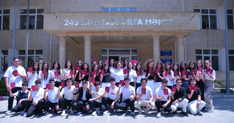 Paytaxt üzrə 2 213 nəfər məktəbi fərqlənmə attestatı ilə bitirib