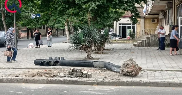 Gəncədə avtomobil işıqforu yerindən çıxardı Foto
