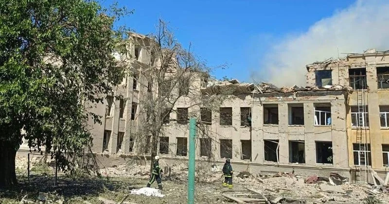 Зеленский назвал обстрел лицея в Одесской области безумным