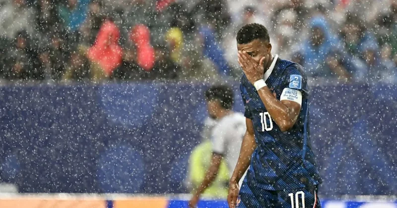 Mbappe yağış səbəbindən dayandırılan oyundan sonra meydançanın vəziyyətindən narazı qalıb