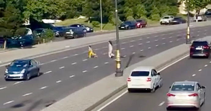 Bakıda qadın azyaşlı övladı ilə 8 zolaqlı yolda qayda pozdu VİDEO