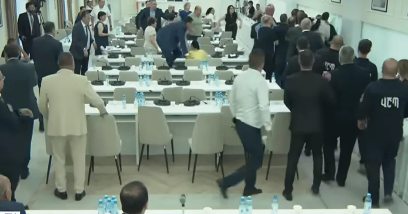 İrəvan meriyasında Paşinyanın partiyadaşları və müxalifət üzvləri arasında dava düşüb