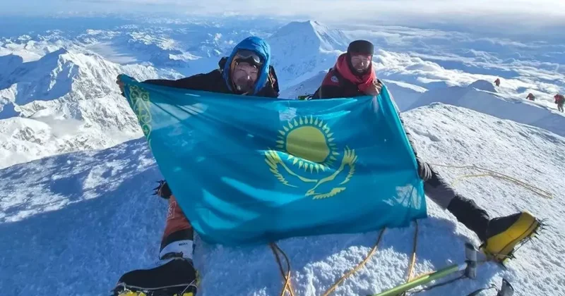 Над высочайшей вершиной Северной Америки поднят флаг Казахстана