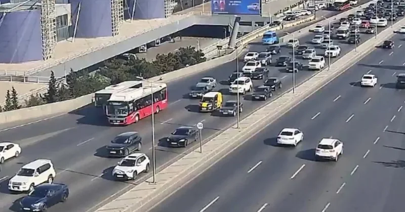 На ряде улиц и проспектов Баку затруднено движение транспорта
