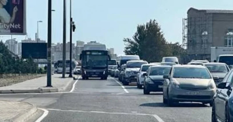Bu avtobus sürücülərinin dayanacaqdan kənarda avtobus saxlanmasının qarşısını almaq üçündür Rəy
