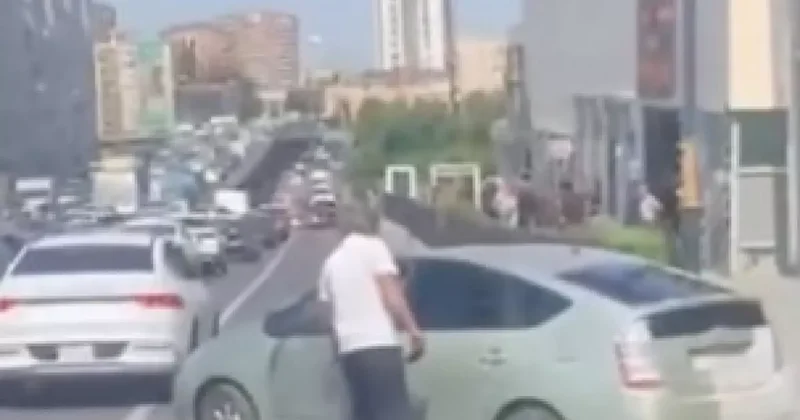 Наглость без границ: бакинский водитель перегородил автобусную полосу ВИДЕОФАКТ