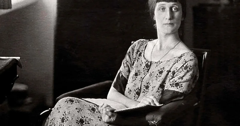 Yenə əzəlkidir, baxışın, səsin... Anna Axmatovanın şeirləri
