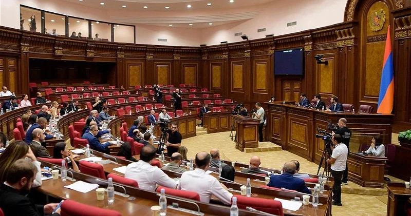 Армянские власти хотят изменить текст депутатской присяги под концепцию о Реальной Армении