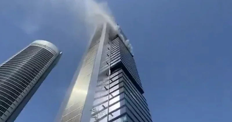 Пожар в одном из самых высоких небоскребов Мадрида ВИДЕО