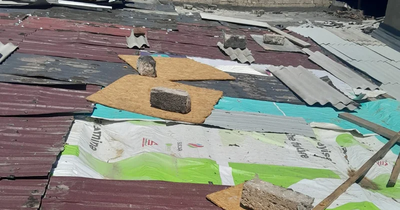 Keşlədə yanğın sonrası problem: Sakin anbar sahibinin vədinə əməl etmədiyini deyir (FOTO)