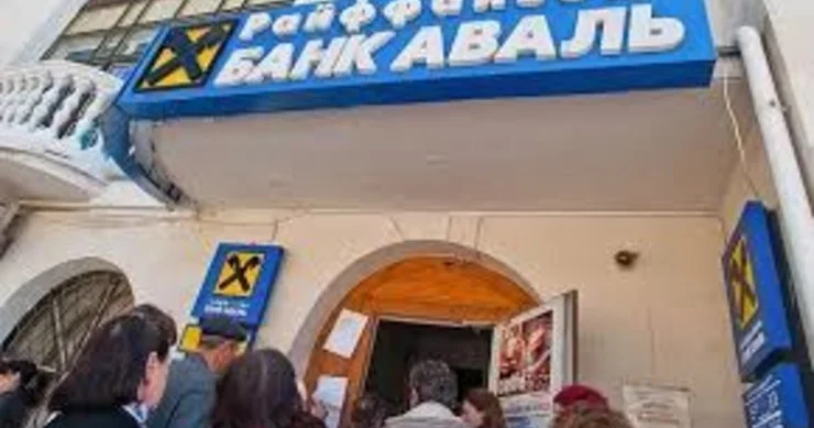 ​Krım daha bir böhranla üz üzə qalıb Əhali pulunu banklardan çıxarmağa çalışır