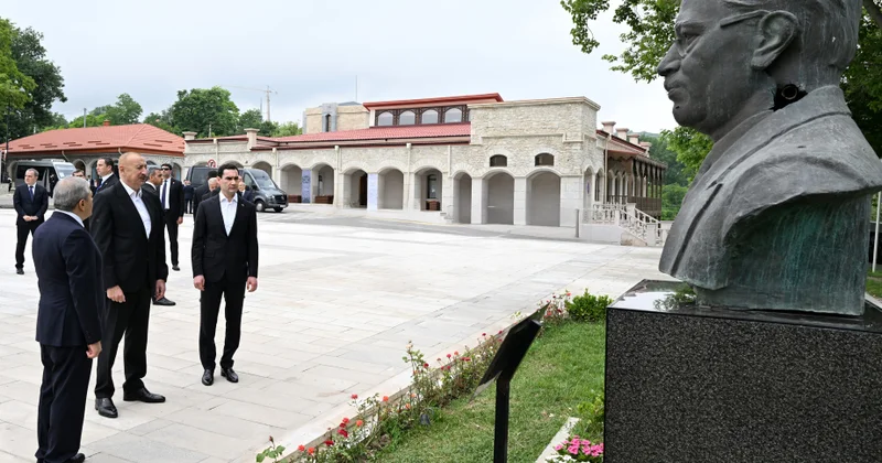 Prezidentlər İlham Əliyev və Sərdar Berdiməhəmmədov Şuşada Azərbaycanın tanınmış şəxsiyyətlərinin işğal dövründə güllələnmiş büstlərinə baxıblar