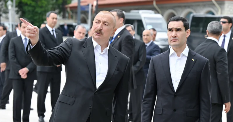 Prezidentlər Şuşada tanınmış şəxsiyyətlərin güllələnmiş büstlərinə baxdı (YENİLƏNİB)