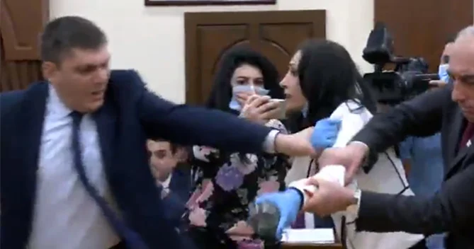Müxalifətlə iqtidar dalaşdı: Erməni ağsaqallar bir birinə butulka atdı VİDEO