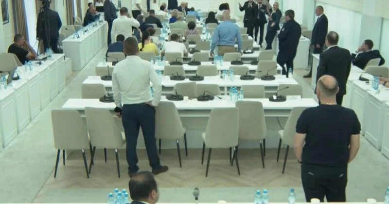 В Армении оппозиция спровоцировала драку с депутатами Пашиняна ВИДЕО