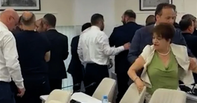 Массовая драка на заседании совета старейшин Еревана видео