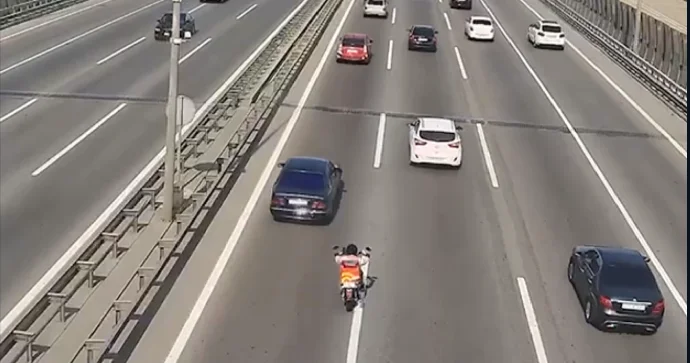 Bakıda dəhşətli qəza: Qaydaları ciddiyə almayan moped sürücüsü iki maşının arasında qaldı VİDEO
