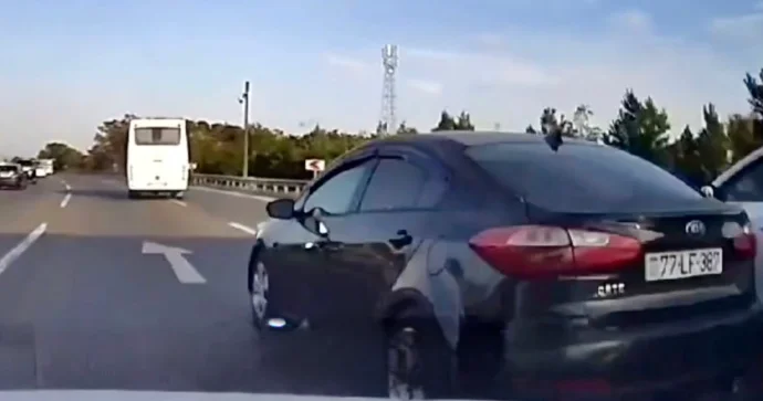 İki avtomobilin arasından keçib qəza riski yaratdı 77 LF 387 VİDEO