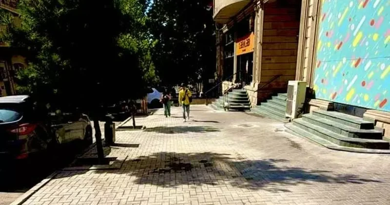 На бакинской улице благоустраивают тротуар ФОТО