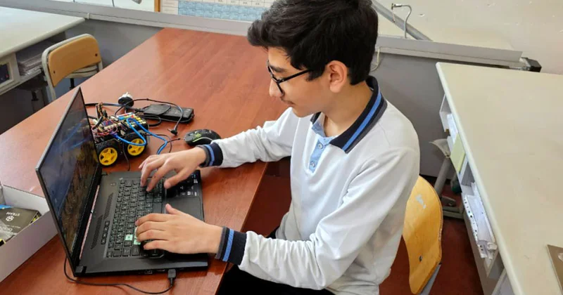 Paytaxt məktəblisi öz mobil tətbiqini yaradıb