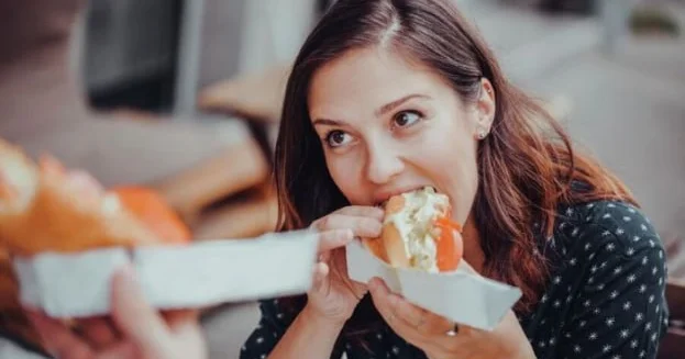 Qadınlar nə zaman daha çox yeyirlər? SƏBƏBİ AÇIQLANDI