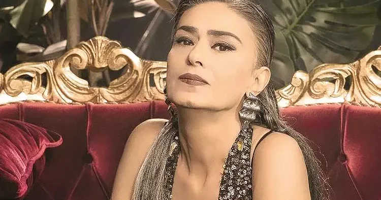 Yıldız Tilbedən səhnədə etiraf: “Mikrofon tutmağım belə qadağandır”