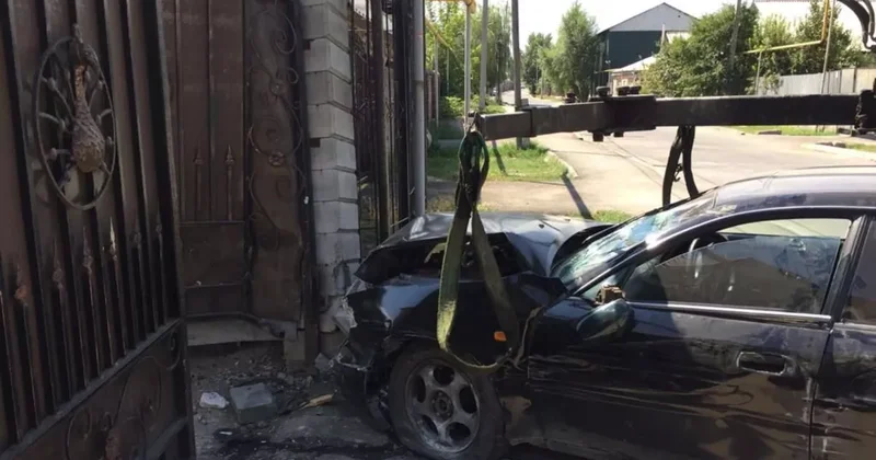 В Шабране Daewoo влетел в ворота частного дома: водитель погиб